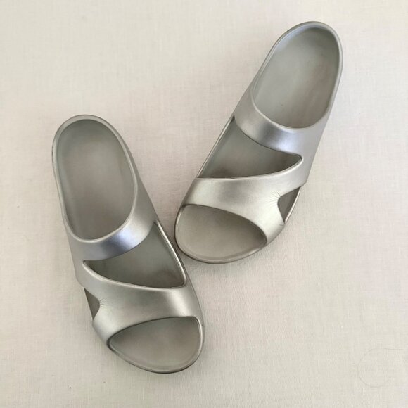 Lands End Womens Metallic Silver Slip On Slide Sandals Size 8 Lightweight Casual - Picture 1 of 11